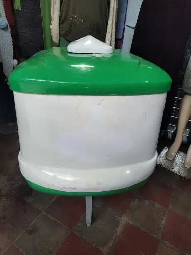 Carrinho de picolé, não tem motor. Ele e térmico.