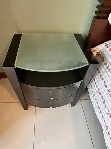 Mesa de cabeceira de madeira Imbuia com vidro