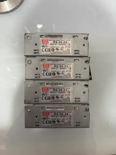 fonte de alimentação chaveada modelo Mean Well RS-50-24.