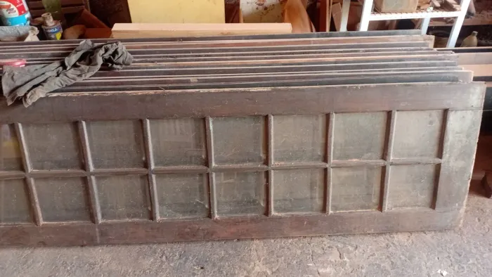 Vendo portas de madeira com vidro valor de cada peça 250 reais a com vidro maior 800 rea