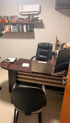 Conjunto Escritório Completo: Mesa em L (Tabaco) + 2 Prateleiras + 2 Cadeiras
