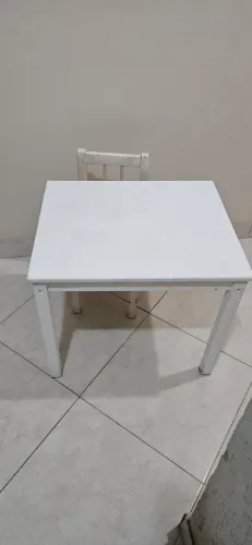 Mesa e cadeira infantil de madeira