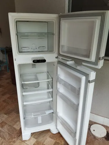 Vendo geladeira Consul 275 litros