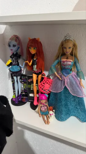 Lote Barbie e monster high