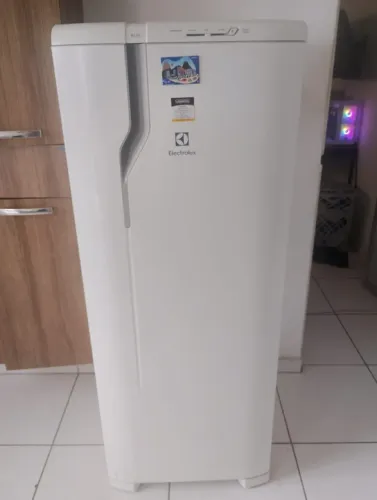 Geladeira Electrolux - Modelo - RE31- 1 ANO DE USO