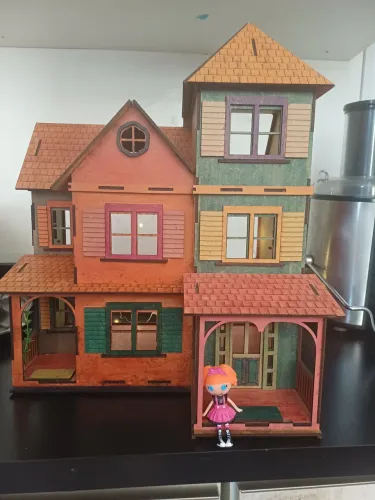 Casinha madeira com móveis