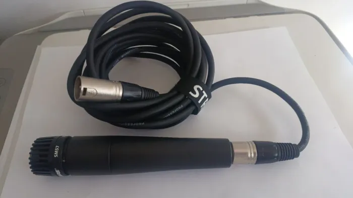 microfone JTS PDM-57 com o cabo XLR