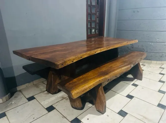Mesa Rústica de Madeira