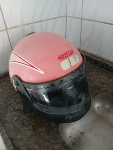 Vendo um capacete feminino número 56 , 40 reais moro no bairro São Gabriel