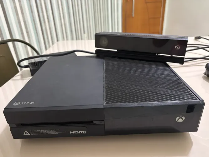 Xbox One 500 GB + Kinect + 2 Controles Originais + GTA V + Just Dance 2017