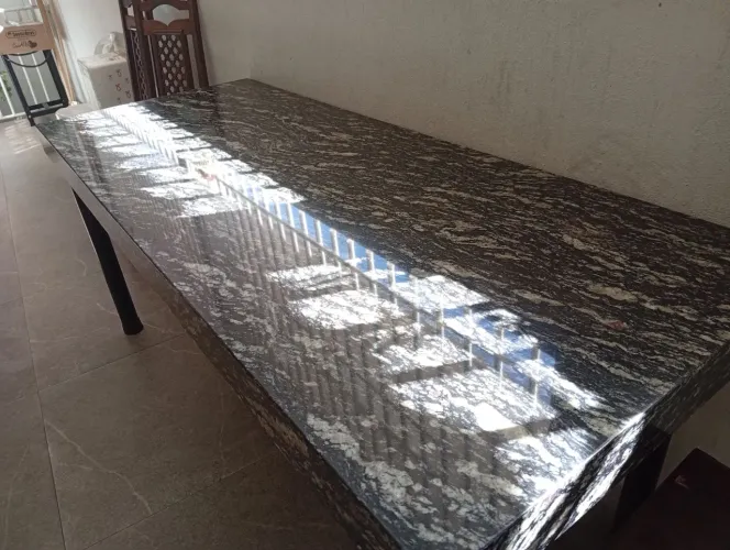 Massa em granito escuro com pé metalico 80x 2.00 com 4 cadeiras de sucupira