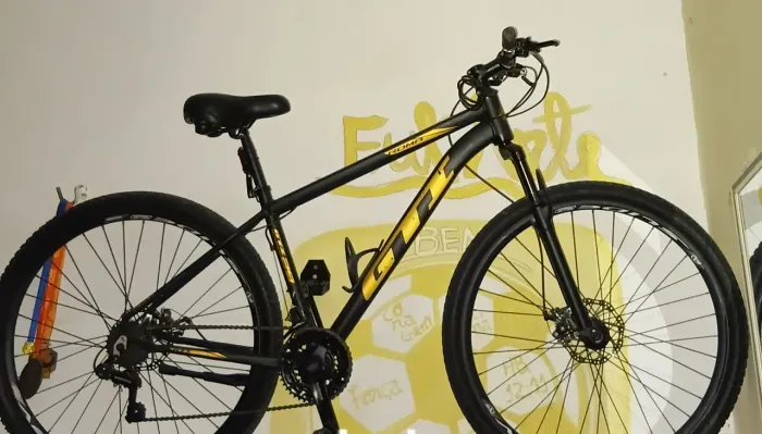 Bike GTI-Roma aro 29 com trava e capacete