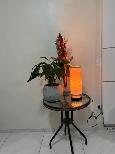 Abajur com luminária 