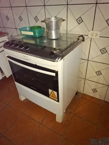 Mesa de Granito e Fogão com 5 bocas.