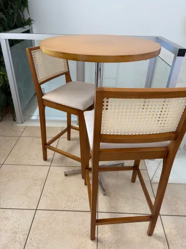 Mesa bistrô com banquetas 