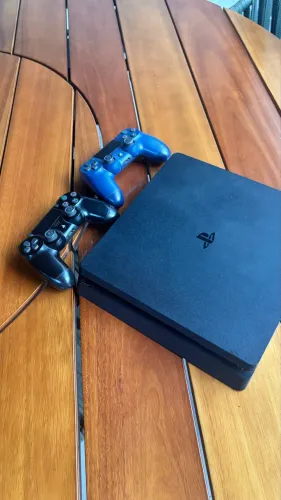 PlayStation 4 Slim 1tb (ótimas condições)
