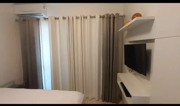 CORTINAS COM VARÃO E ILHOES