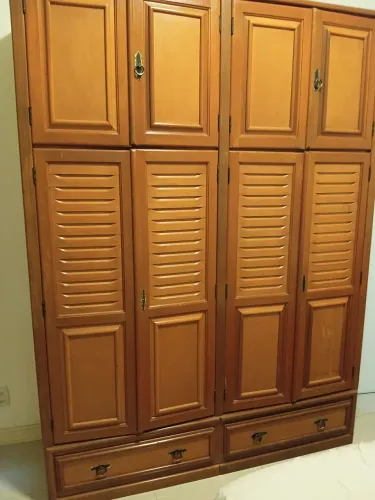 Guarda roupa de madeira