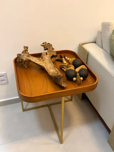 Mesa Lateral em Madeira e Metal Dourado com Decoracao