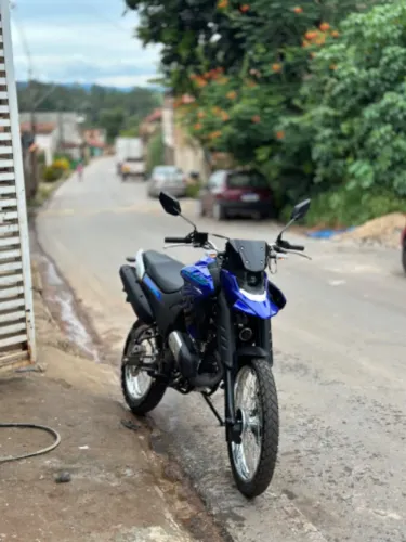 Moto tá praticamente nova, todas as peças originais