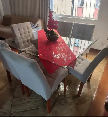 Mesa de jantar de vidro quadrada