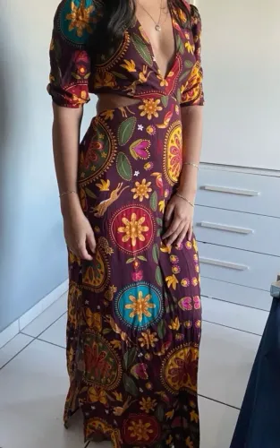 vestido longo estampado com decote