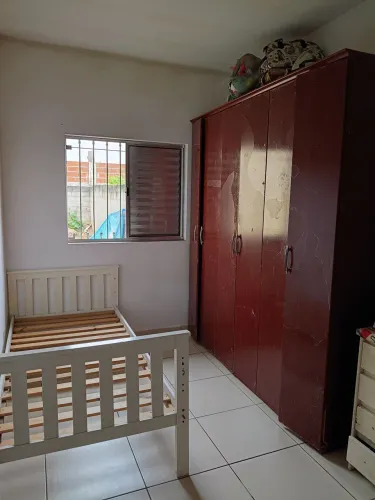 Guarda roupa casal e cama solteiro com colchão