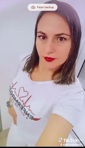 Cuidadora de idosos estudante do último módulo de enfermagem 