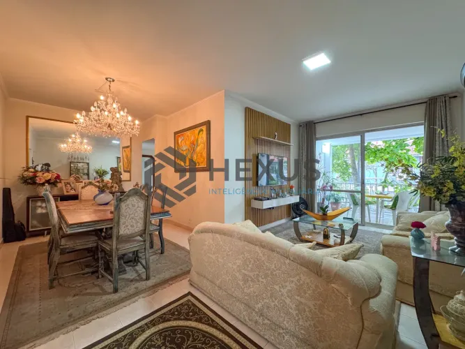 Apartamento com varanda a uma quadra da Praia das Pitangueiras, Guaruja