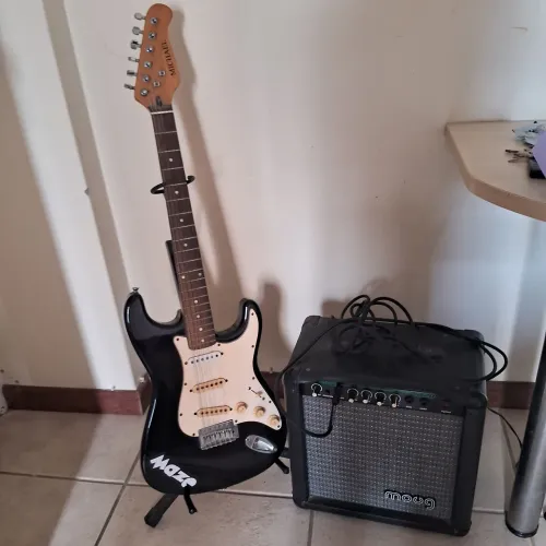 Guitarra Michael Stratocaster + Amplificador Moug GS20