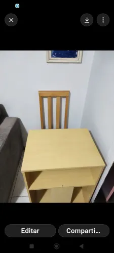 Mesa escrivaninha com suporte para teclado 