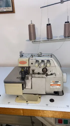 MAQUINA OVERLOCK COM MESA