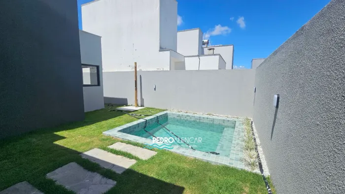 Casa com Piscina em condomínio fechado