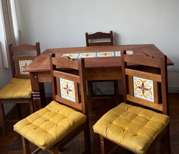 Mesa de jantar vintage artesanal em madeira maciça + 4 cadeiras | R$ 1.500