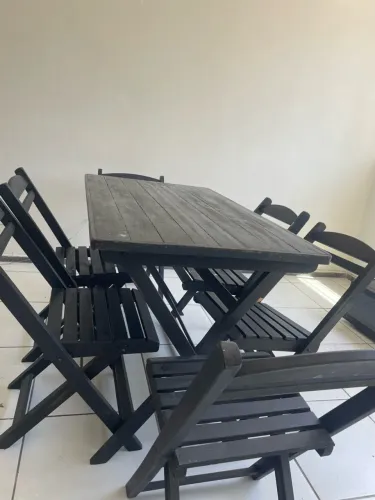 MESA DE MADEIRA COM 6 CADEIRAS