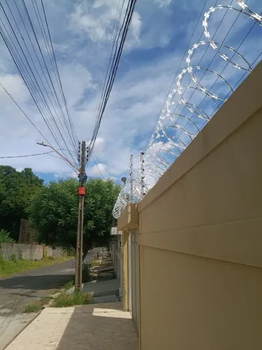 Cerca elétrica e concertina para residência