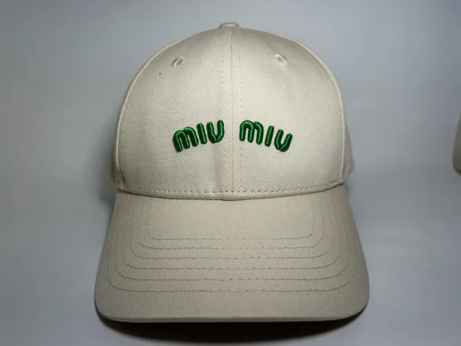 Boné Miu Miu bege bordado