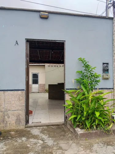 Alugo casa com área na frente, sala, dois quartos, banheiro e cozinha.