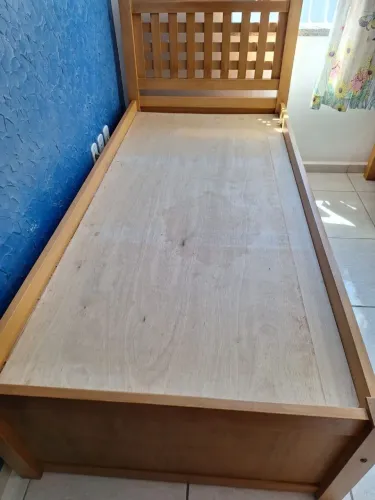 Cama de solteiro em madeira