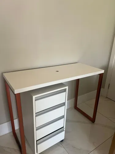 Carrinho com rodinhas funcional branco