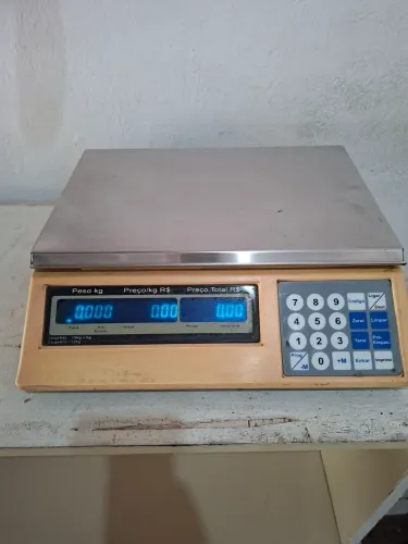 Balança, prateleiras, e mesa de corte