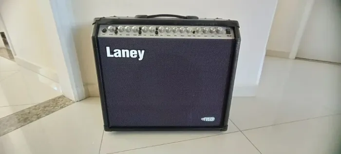 Amplificador Laney TFX2 Tube Fusion 65W com Celestion Seventy 80 ? excelente estado