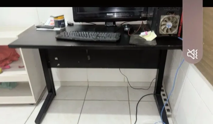 Mesa de escritório preta de madeira e pés de ferro