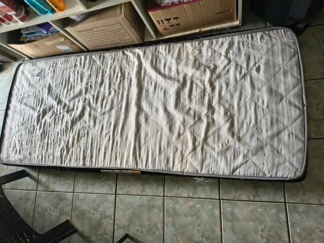 Vendo colchão de solteiro bem conservado