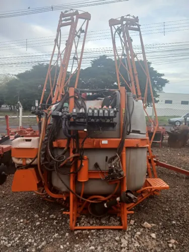 Pulverizador Jacto Condor 800 lts c/ barra elétrica e hidráulica