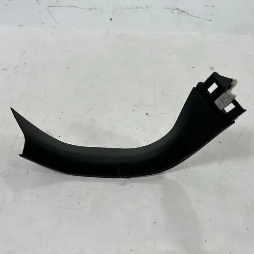 Moldura Interna Tampa Traseira Esquerda Bmw 120i 2016 a 2018