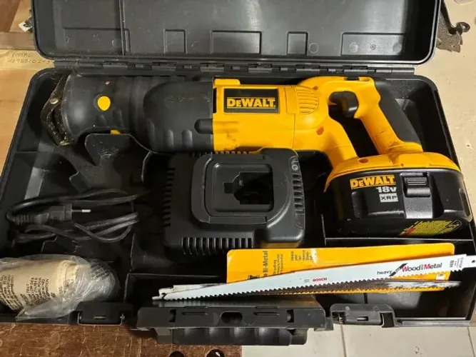 Serra Sabre A Bateria 18v Bivolt Dc385k Dewalt 18V
