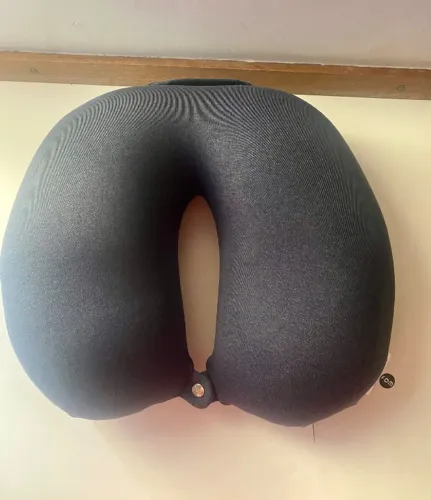 Almofada de pescoço para viagem nunca usada marca FOM.