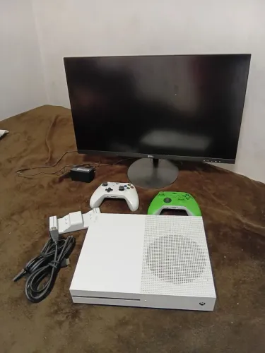 XBOX ONE S 1TB COM MONITOR