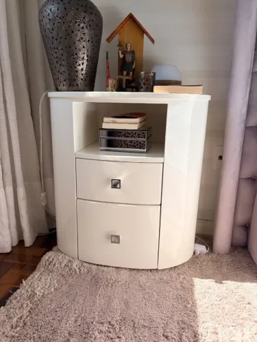 Mesa de cabeceira em laca branca 